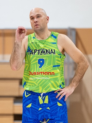 Aurimas Špilauskas indikuoja, kiek pergalių turi trys turnyrinės lentelės apačioje esančios komandos. 